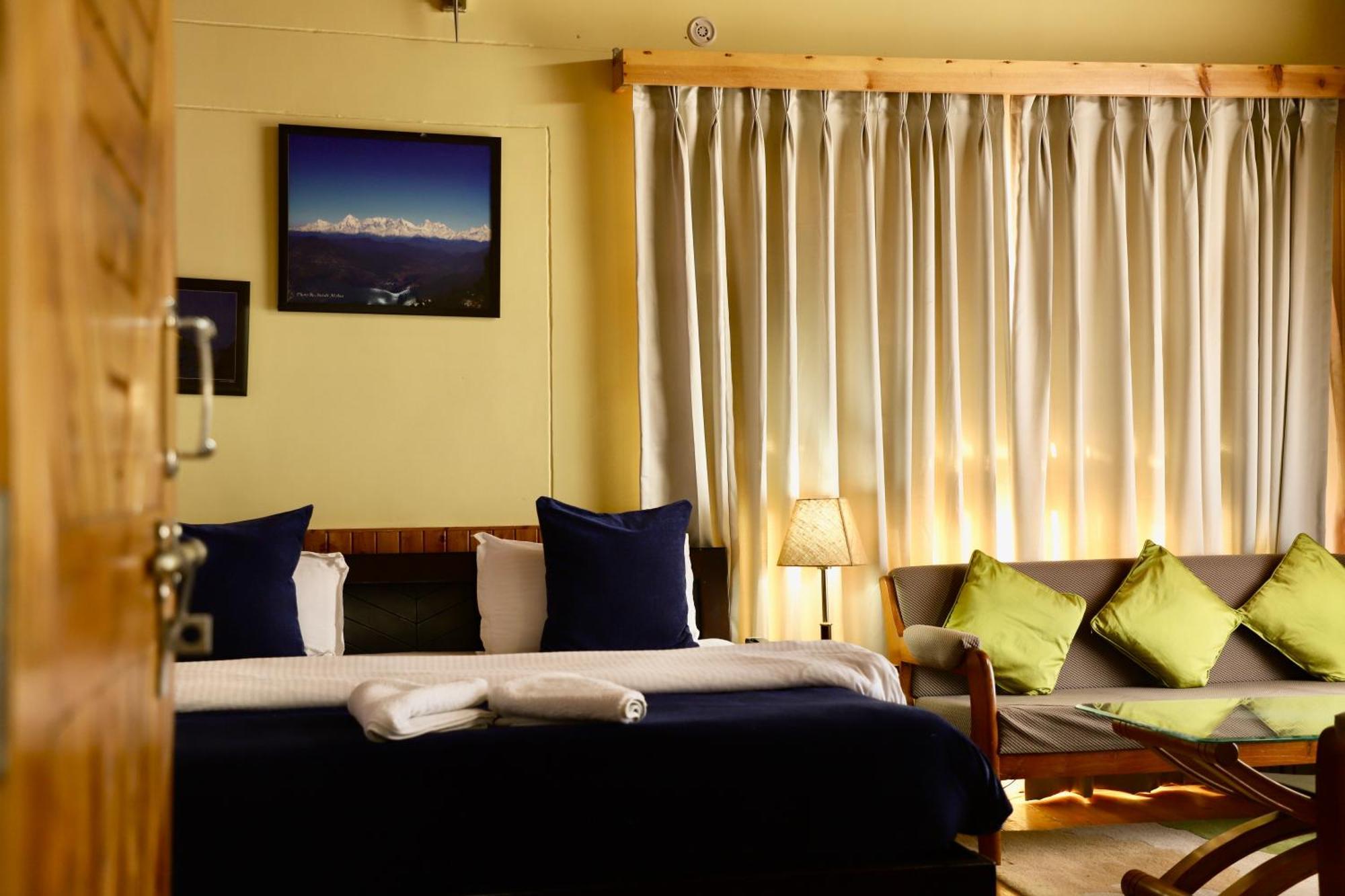 Kasar Himalaya Holiday Resort, Binsar Rd Алмора Экстерьер фото